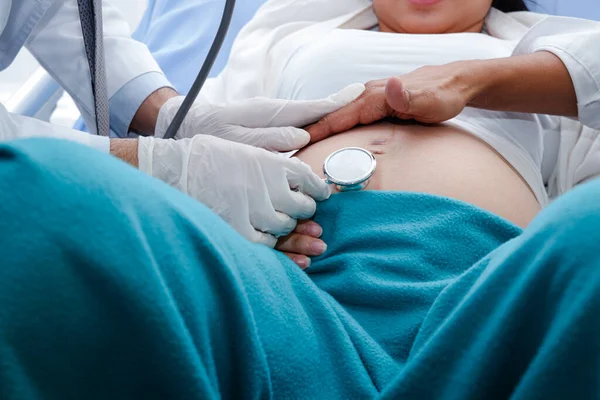 Los Médicos Profesionales Usan Guantes Para Sujetar Estetoscopio Para Verificar — Foto de Stock