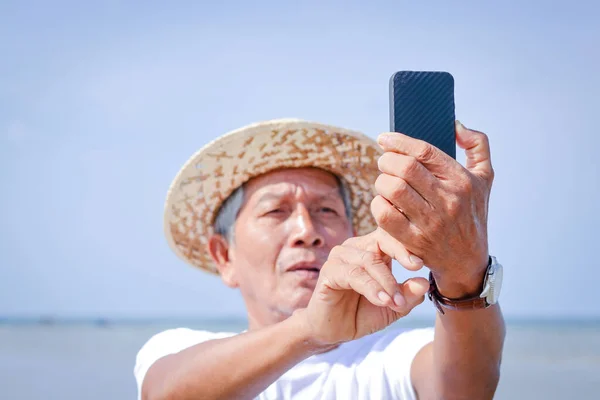 Homem Asiático Idoso Segurando Telefone Para Tirar Fotos Mar — Fotografia de Stock