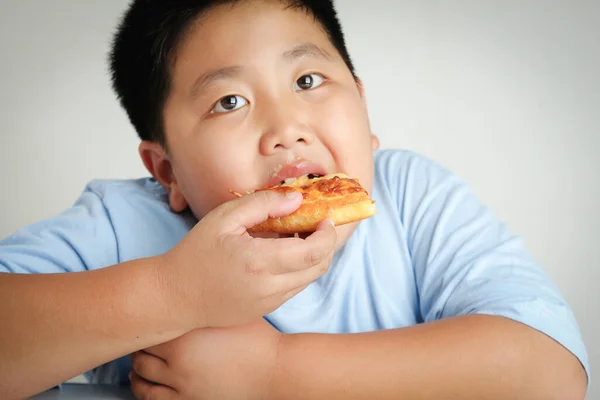 Dikke Jongen Veel Gewicht Eet Pizza — Stockfoto