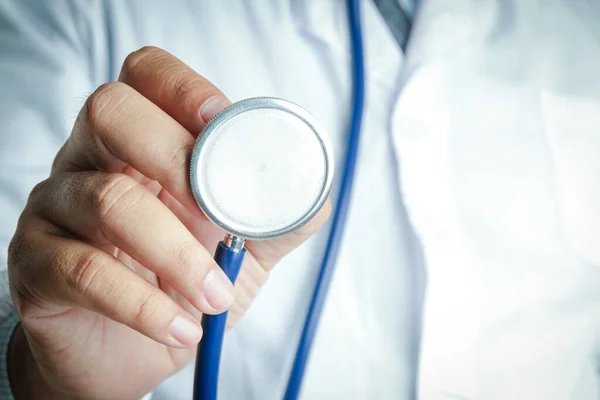 Les Médecins Tiennent Stéthoscope Blanc Pour Vérifier Santé Des Patients — Photo
