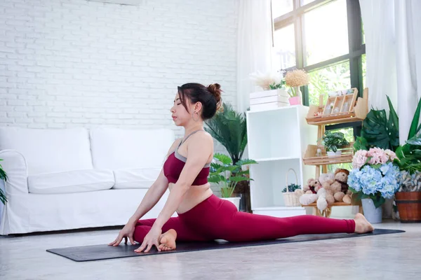 Mujeres Que Practican Yoga Salón Blanco Casa Yoga Los Conceptos — Foto de Stock