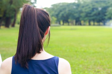 Sahnenin arkasında Asyalı bir kadın parkta egzersiz yapıyor. Sağlık için egzersiz. spor konsepti