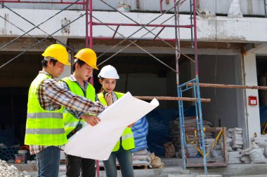 İnşaat alanında inşaat çizimleri yapan mimarlar, mühendisler ve müteahhitler. Endüstriyel kavram