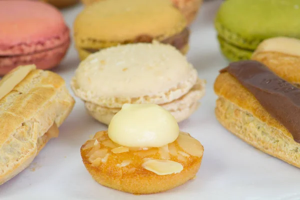 甘いプティフール フランス菓子の品揃え — ストック写真