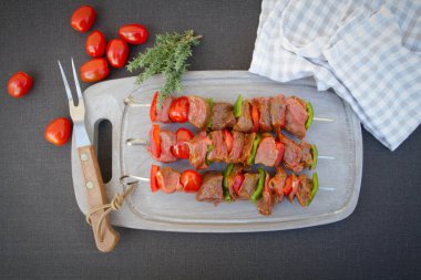 ham sığır eti şiş biber ile