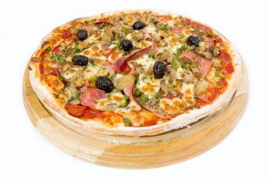 jambon ve mantar beyaz bir arka plan üzerinde pizza