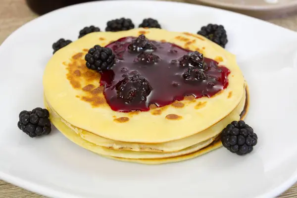 Pfannkuchen Mit Brombeermarmelade — Stockfoto