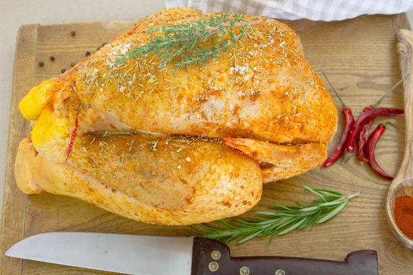 Baharatlar Pişirmeye Hazır Ile Bütün Tavuk — Stok fotoğraf