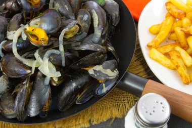 marinire soslu midye