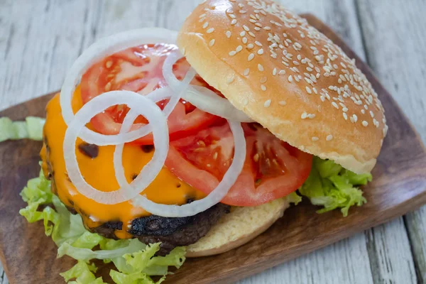 Гамбургер Жареным Стейком Деревянной Поверхности — стоковое фото