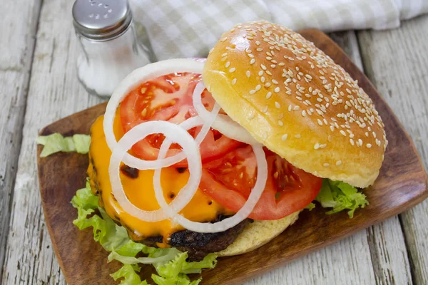 Гамбургер Жареным Стейком Деревянной Поверхности — стоковое фото