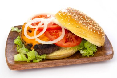 beyaz bir arka plan üzerinde ızgara biftek hamburger
