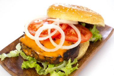 beyaz bir arka plan üzerinde ızgara biftek hamburger