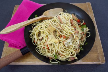 ahtapot ve ızgara sebze spagetti