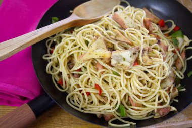 ahtapot ve ızgara sebze spagetti