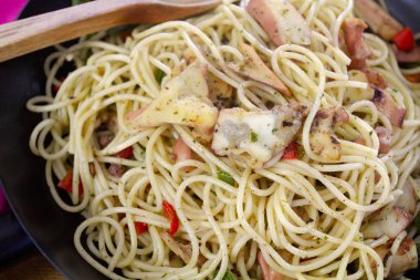 ahtapot ve ızgara sebze spagetti