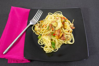 ahtapot ve ızgara sebze spagetti