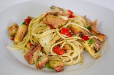 ahtapot ve ızgara sebze spagetti