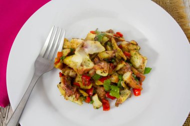 Kızarmış ahtapot ve ızgara sebzeler