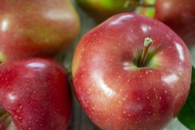 bir ahşap yüzeyde birkaç kırmızı elmalar