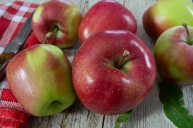 bir ahşap yüzeyde birkaç kırmızı elmalar