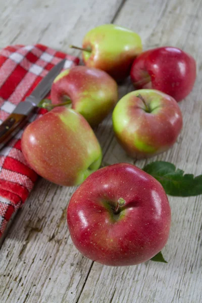 Mehrere Rote Äpfel Auf Einer Holzoberfläche — Stockfoto