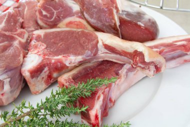 ham kuzu eti (kasap dükkanı)