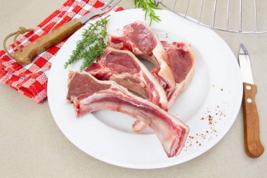 ham kuzu eti (kasap dükkanı)