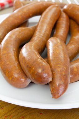 birkaç merguez (baharatlı sosisler), Barbekü