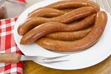 birkaç merguez (baharatlı sosisler), Barbekü