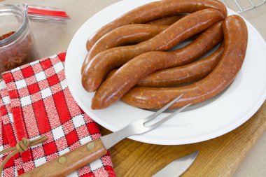 birkaç merguez (baharatlı sosisler), Barbekü