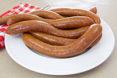 birkaç merguez (baharatlı sosisler), Barbekü