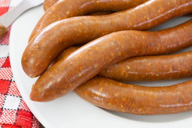 birkaç merguez (baharatlı sosisler), Barbekü