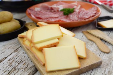 raclette peynir ve çeşitli Şarküteri