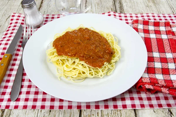 Plato Espaguetis Boloñesa Sobre Una Mesa Madera — Foto de Stock