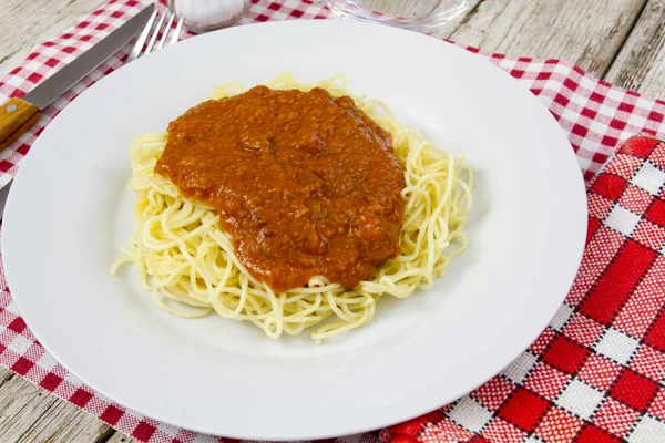 Piatto Spaghetti Bolognese Tavolo Legno — Foto Stock