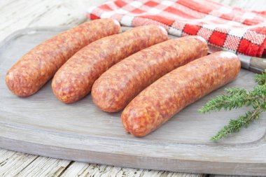 ahşap bir masa üstünde sucuk