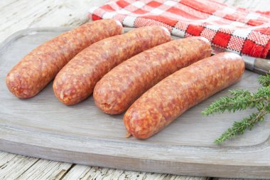 ahşap bir masa üstünde sucuk