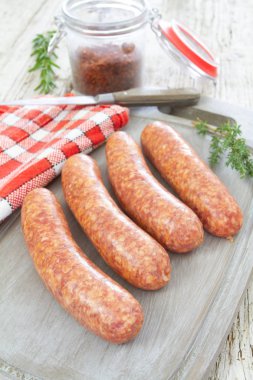 ahşap bir masa üstünde sucuk