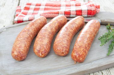 ahşap bir masa üstünde sucuk