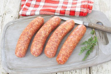 ahşap bir masa üstünde sucuk