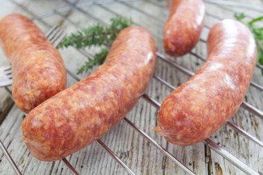 ahşap bir masa üzerinde büyük sosis