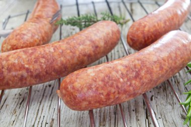 ahşap bir masa üzerinde büyük sosis