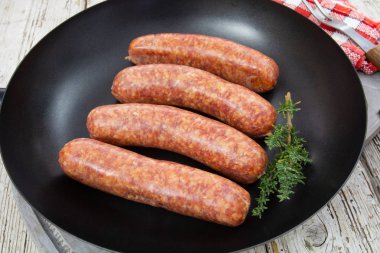 ahşap bir masa üzerinde büyük sosis