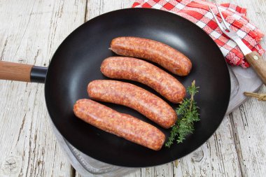 ahşap bir masa üzerinde büyük sosis