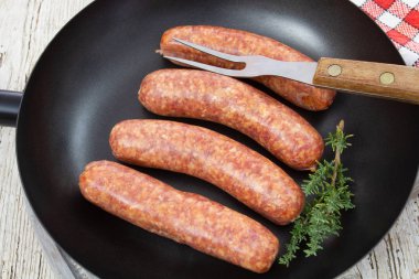 ahşap bir masa üzerinde büyük sosis