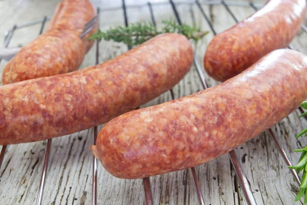 Grote Worst Een Houten Tafel — Stockfoto