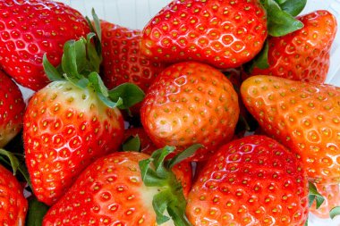 Beyaz arka planda izole edilmiş çilekler.