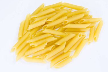 demet-in pişmemiş makarna (penne) beyaz bir arka plan üzerinde ham