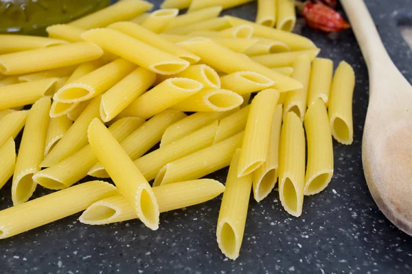 Kupie Surowego Makaronu Penne Raw Pokładzie Cięcia — Zdjęcie stockowe